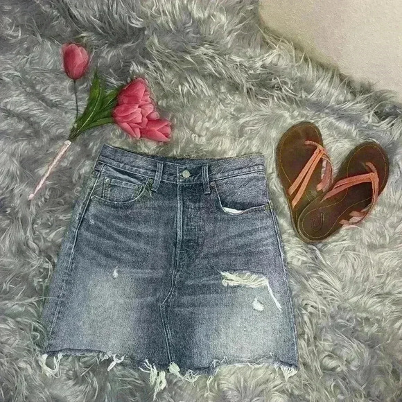 Levi Strauss & Co high waisted 5 button Denim Distressed Mini Skirt Size 27 mini - Picture 2 of 8